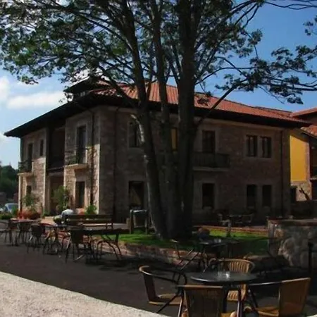 Hotel & Maria Manuela Onis