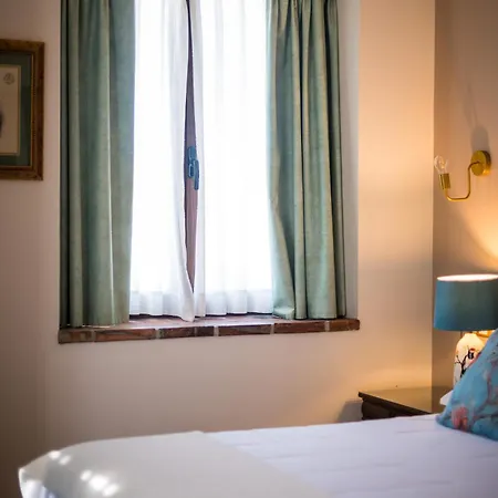 Hotel & Maria Manuela Onis