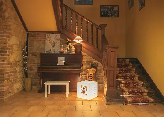 Hotel & Maria Manuela Onís